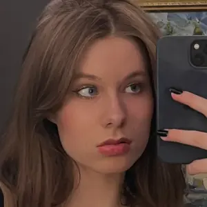 Я Афина, 18, из Вены, ищу знакомство для открытые отношения