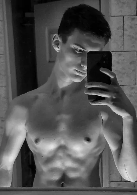 Oleg з Миргорода, мені 24 років, познайомлюсь на одну ніч