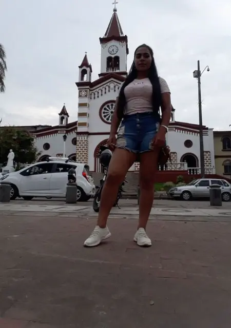 Soy Lorena, 28 años de Madrid, busco conocer gente para relación abierta