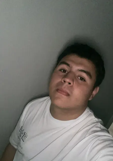 Andres de Valencia, tengo 20 años, listo para conocer para relación sin ataduras