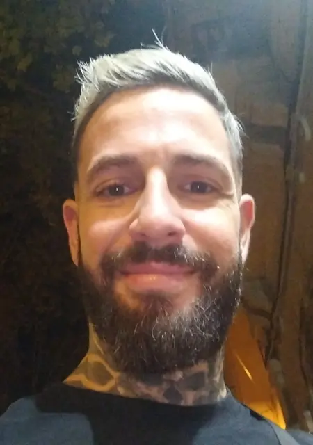 Soy Angel Villa, 37 años de Barcelona, busco conocer gente para relación sin ataduras