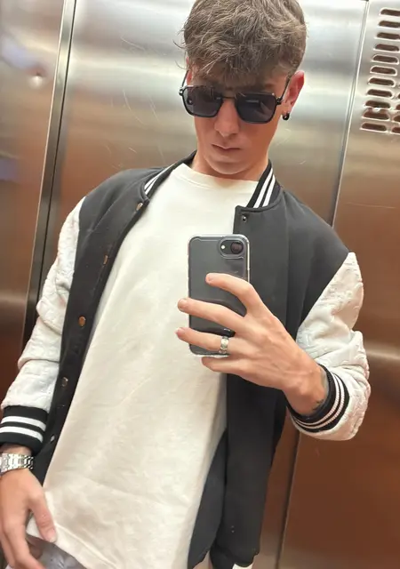 Soy Ivn, 22 años de Valencia, busco conocer gente para relación sin ataduras