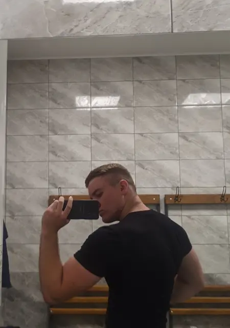 Василий з Жовті Води, мені 18 років, познайомлюсь на одну ніч