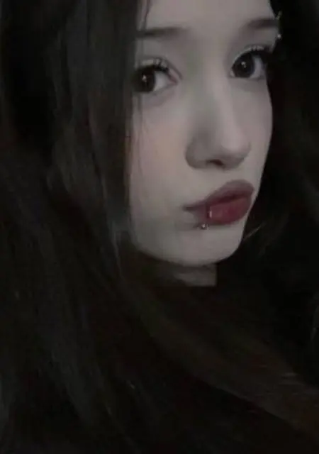 Soy Valeriya, 19 años de Terrassa, busco conocer gente para relación sin ataduras