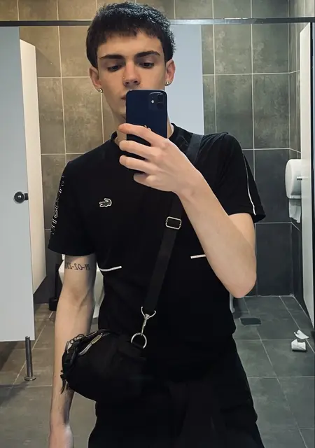 Soy Carlos, 18 años de Zaragoza, busco conocer gente para hacer nuevos amigos