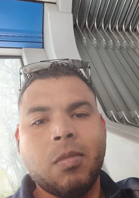 Soy Santiago, 35 años de Madrid, busco conocer gente para lío de una noche