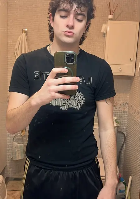 Soy Miguel, 23 años de Sevilla, busco conocer gente para relación sin ataduras