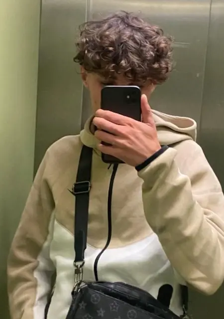 Soy Julian, 23 años de Roquetas de Mar, busco conocer gente para conversación virtual