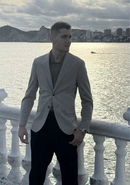 Vlad de Torrevieja, tengo 21 años, listo para conocer para relación sin ataduras