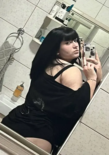 Я Лаура, 18, из Гомеля, ищу знакомство для общения