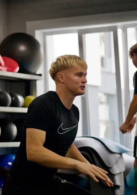 Я Viktor, 22, из Киева, ищу знакомство для приятного времяпровождения