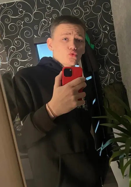Artem de Madrid, tengo 18 años, listo para conocer para conversación virtual