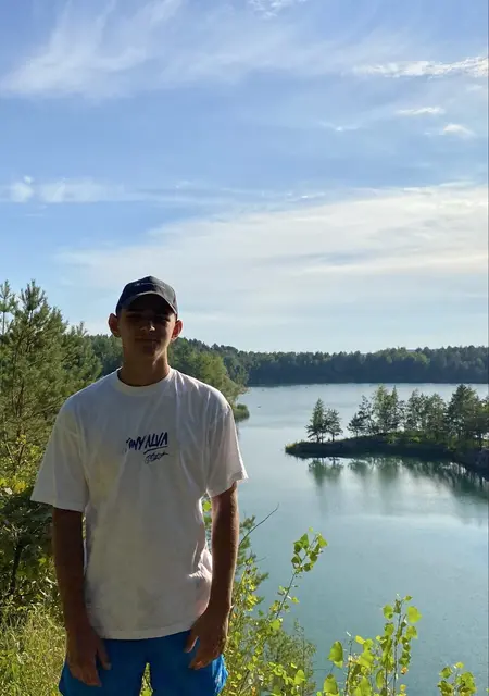 Я Максим, 23 років, знайомлюсь без зобов'язань у Красноград