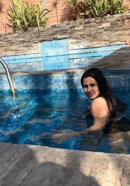 Soy Alexandra, 19 años de Madrid, busco conocer gente