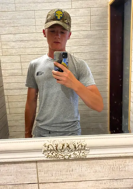 Сергей из Волочиска, мне 22, познакомлюсь на одну ночь