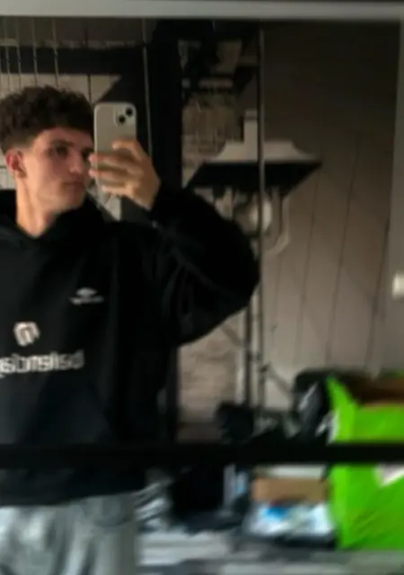 Soy Ilya, 18 años de Málaga, busco conocer gente para hacer nuevos amigos