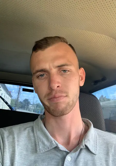 Я Сергій, 25 років з Іванків, шукаю знайомства на одну ніч