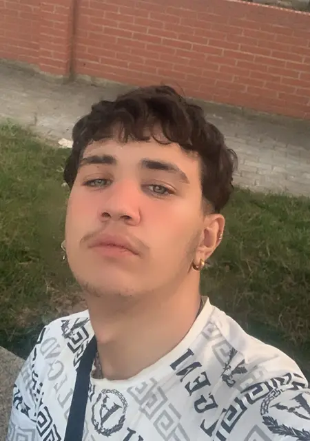 Soy Juanan, 21 años de Salamanca, busco conocer gente para hacer nuevos amigos