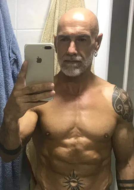 Soy Carlos, 52 años de Granada, busco conocer gente para lío de una noche