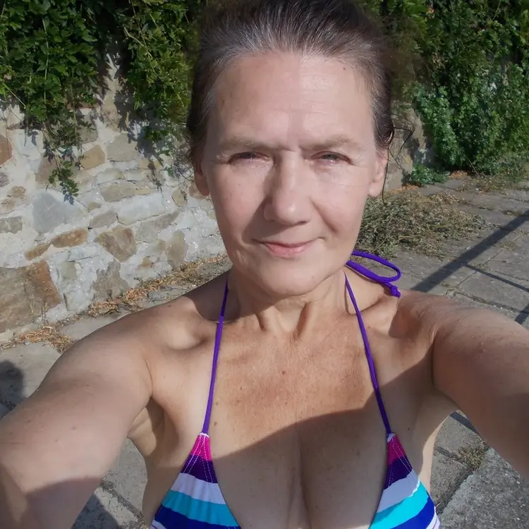 Елена из Люберец, мне 65, познакомлюсь для виртуального секса