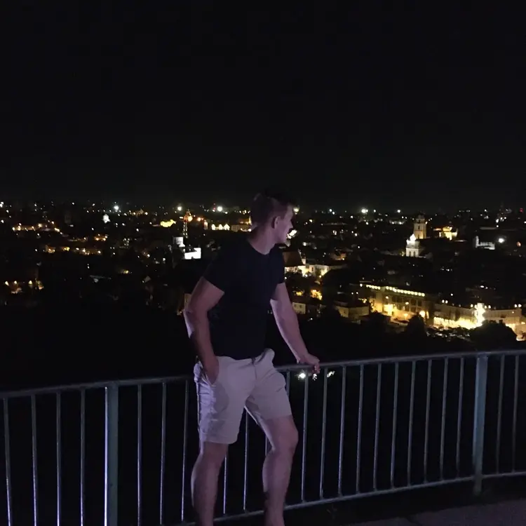 Vlad из Ровно, ищу на сайте секс на одну ночь