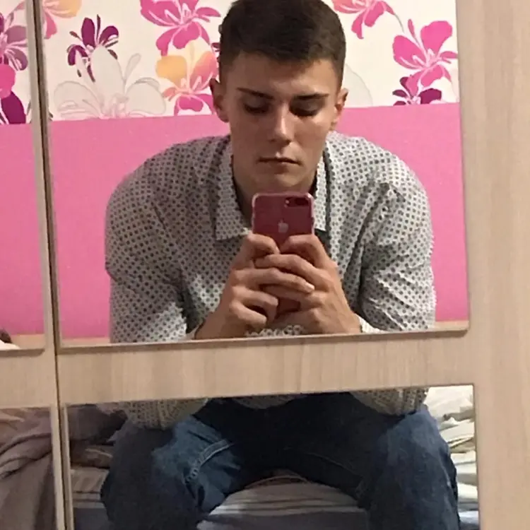 Андрей из Клинцов, мне 19, познакомлюсь для регулярного секса