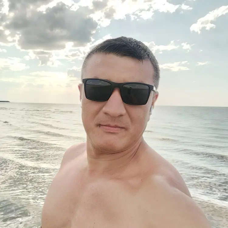 Руслан из Москвы, ищу на сайте секс на одну ночь