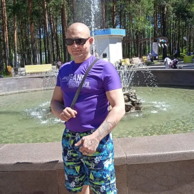 Я Дима, 40, из Лесосибирска, ищу знакомство для секса на одну ночь