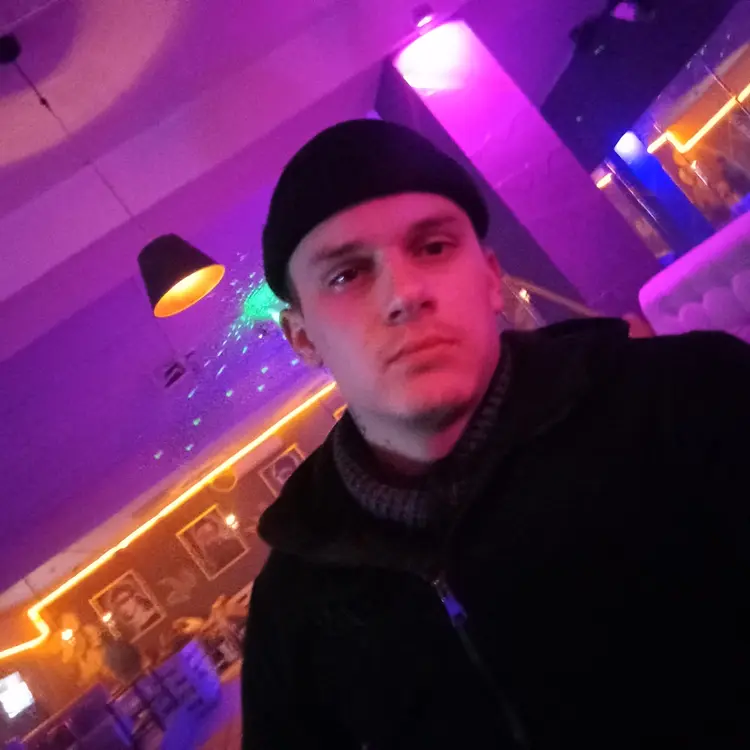 Я Виталий, 25, знакомлюсь для секса на одну ночь в Красноперекопске