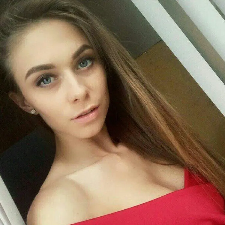 Алина из Екатеринбурга, мне 24, познакомлюсь для виртуального секса